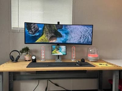 Clean Ultrawide Beach-Themed Desktop