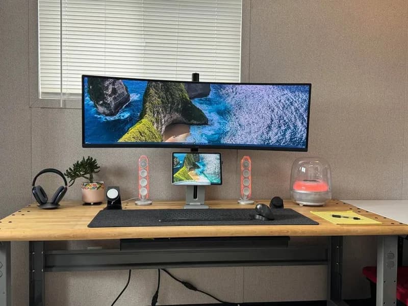 Clean Ultrawide Beach-Themed Desktop
