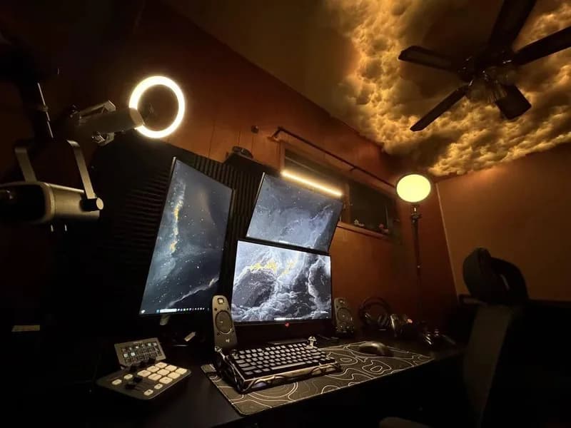 Cinematic Triple-Monitor Space Battlestation