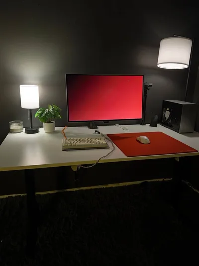 Minimal Red-Screen Desktop Setup