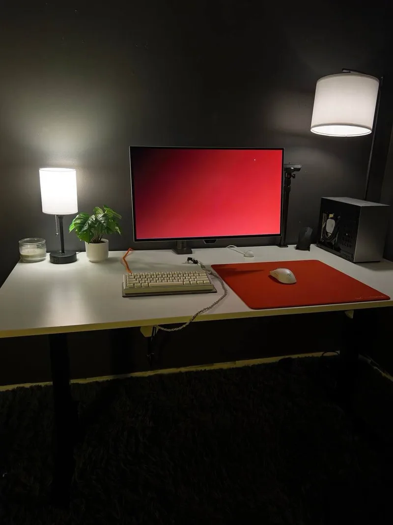 Minimal Red-Screen Desktop Setup